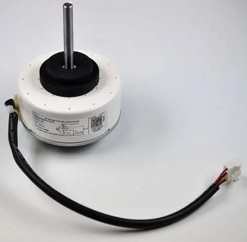 Ventilatormotor von Remko, erkennbar durch eine runde Bauform mit einer Achse in der Mitte und einem Kabel mit einem Stecker auf der Seite.