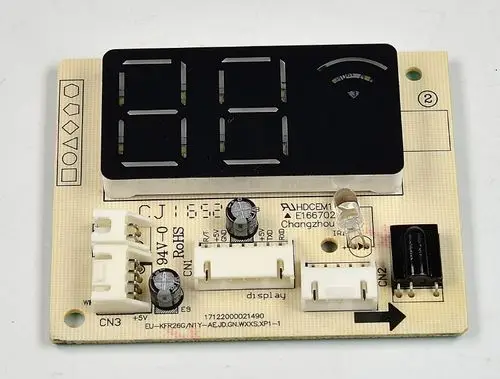 Platine mit Display, Hersteller Remko, ausgestattet mit mehreren Anschlüssen und einer Anzeigeeinheit, zur Verwendung in elektrischen Geräten.