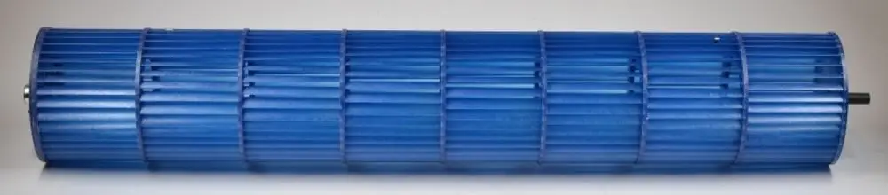 Blaues Ventilatorrad von Remko mit einer gerillten Oberfläche, zylindrischer Form und zwei Anschlussenden.
