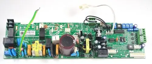 Grüne Steuerplatine mit verschiedenen elektrischen Komponenten und Anschlüssen, hergestellt von Remko, geeignet für spezifische Steuerungsanwendungen.