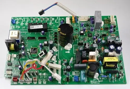 Steuerplatine von Remko, ausgestattet mit mehreren elektrischen Komponenten und Anschlüssen, die für die Funktionalität eines Geräts dienen.