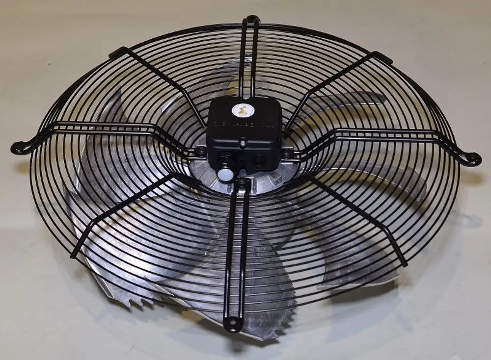 Axialventilator mit metallem Rotor und schwarzem Schutzgitter, hergestellt von Remko, auf hellem Untergrund positioniert.