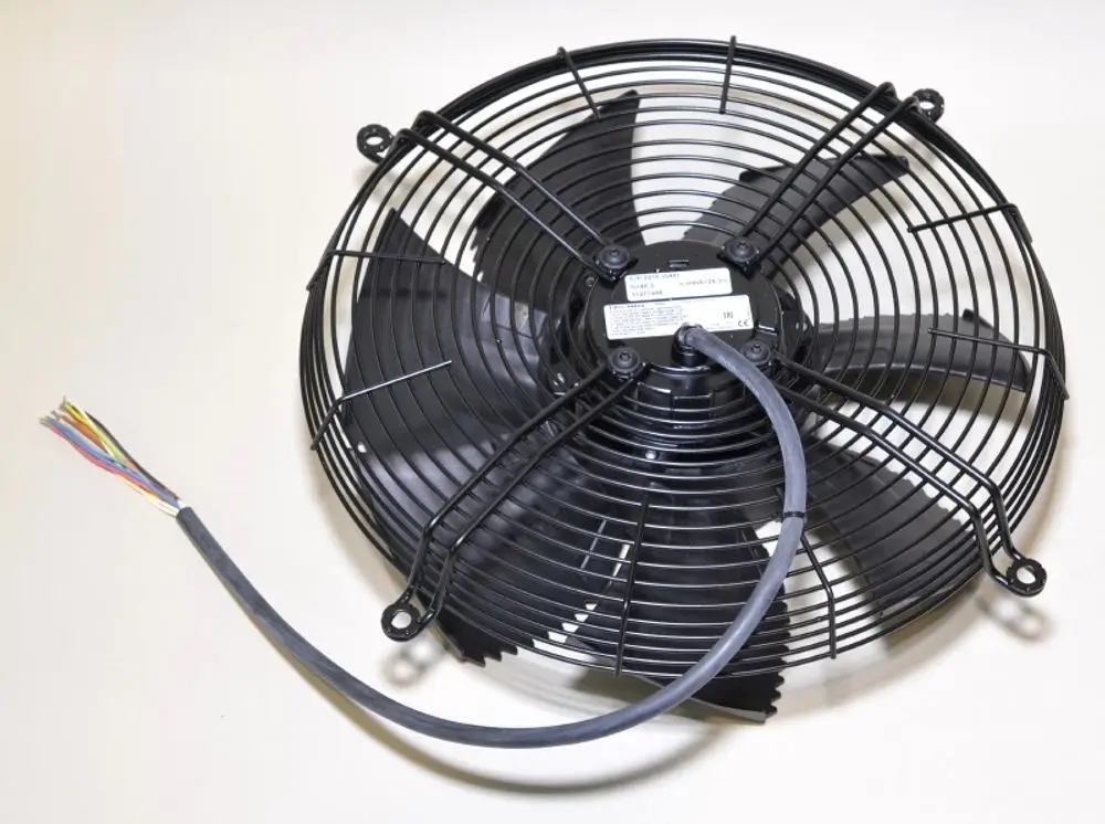 Remko Ventilator mit einem schwarzen Schutzgitter und mehreren Kabeln. Der Ventilator hat mehrere Rotorblätter und ist für die zuverlässige Luftzirkulation ausgelegt.