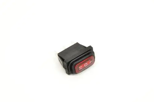 Schwarzer Bedienknopf mit rotem Schalter und Symbolen für ein- und ausschalten, hergestellt von Remko. Der Schalter hat mehrere Pins zur elektrischen Verbindung.