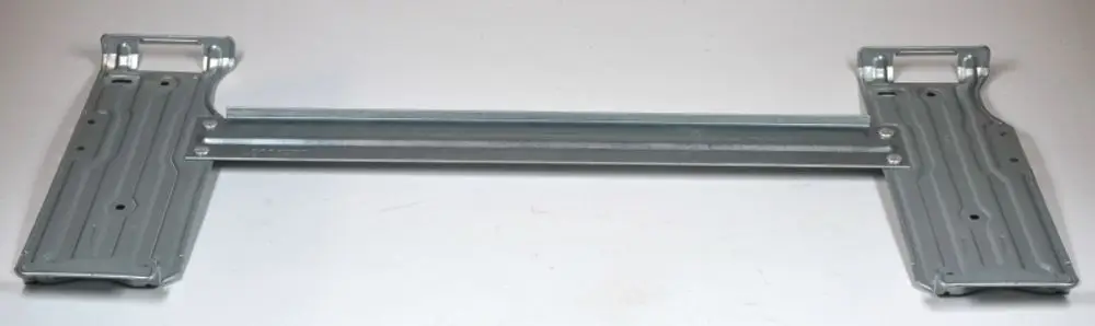 Metallische Grundplatte mit seitlichen Halterungen, hergestellt von Remko. Die Struktur ist für die Montage vorgesehen und zeigt keine spezifischen Maße oder weitere Details.
