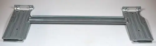 Metallische Grundplatte mit seitlichen Halterungen, hergestellt von Remko. Die Struktur ist für die Montage vorgesehen und zeigt keine spezifischen Maße oder weitere Details.