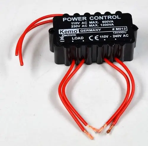 Leistungsregler mit mehreren Anschlüssen und abisolierten Kabeln, geeignet für die Steuerung elektrischer Geräte, hergestellt von Remko.