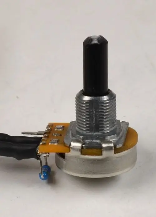 Drehpotentiometer mit schwarzem Drehknopf und Lötanschlüssen, montiert auf einer Platine. Einsatzmöglichkeiten in elektronischen Geräten, hergestellt von Remko.