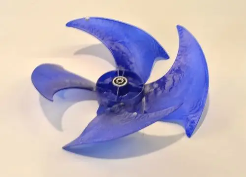Transparente, blaue Ventilatorflügel von Remko mit einer geschwungenen Form, die zur Luftzirkulation in Ventilatoren verwendet werden.