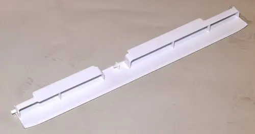Weiße Luftaustrittslamelle von Remko, horizontal, mit mehreren Lüftungsschlitzen und Halterungen, auf neutralem Untergrund abgebildet.
