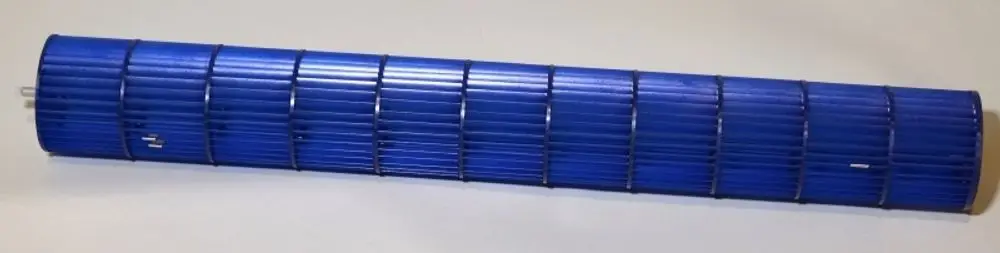 Blaues Ventilatorrad mit gerillter Oberfläche, möglicherweise von Remko. Die Struktur zeigt mehrere längliche, parallele Öffnungen für Luftzirkulation.