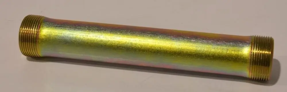Prolunga per HGU von Remko, zylindrisches Metallrohr mit Gewinde an beiden Enden, Oberfläche in bunten Farbtönen.