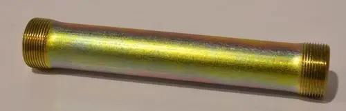 Prolunga per HGU von Remko, zylindrisches Metallrohr mit Gewinde an beiden Enden, Oberfläche in bunten Farbtönen.