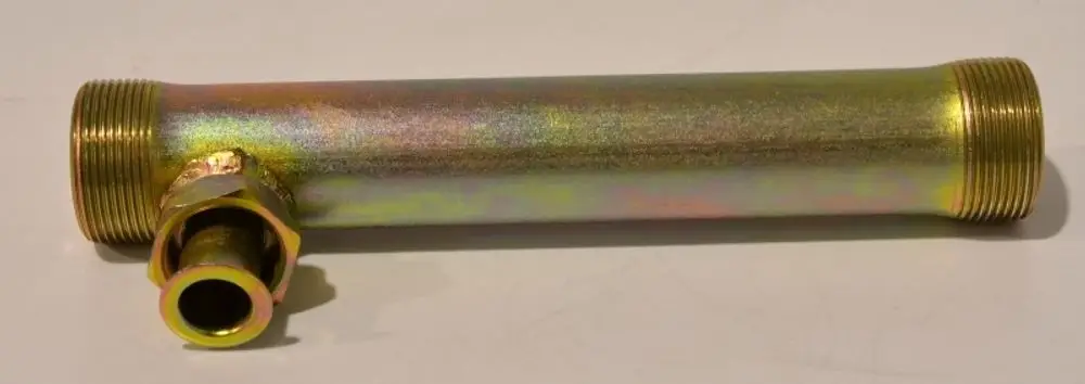 T-förmiges Verbindungselement mit Gewinden an beiden Enden und einem seitlichen Anschluss, gefertigt von Remko. Das Produkt hat eine metallische Oberfläche.