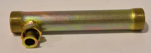 T-förmiges Verbindungselement mit Gewinden an beiden Enden und einem seitlichen Anschluss, gefertigt von Remko. Das Produkt hat eine metallische Oberfläche.