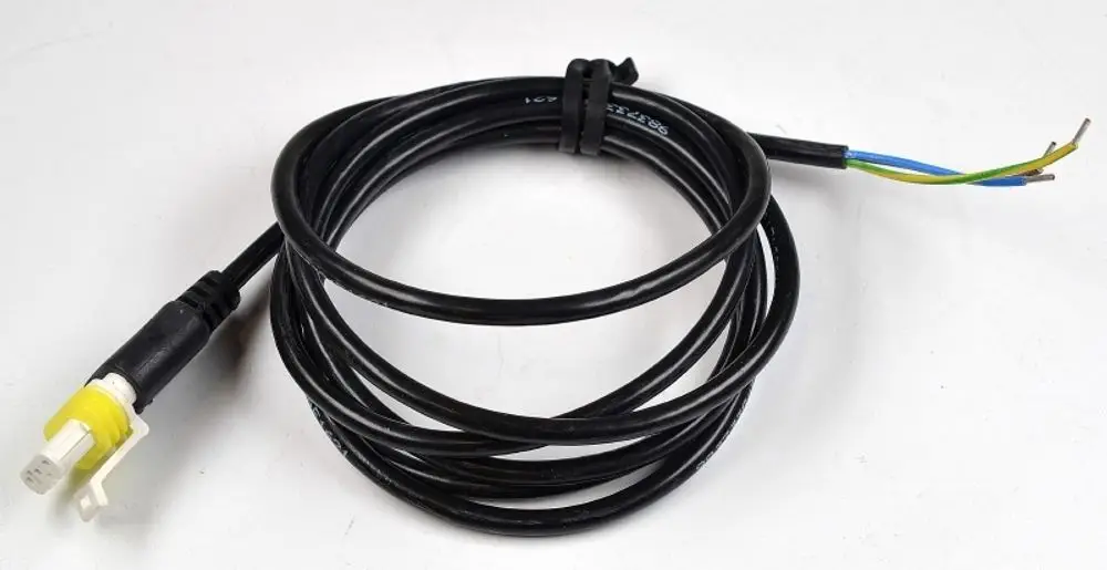 Schwarzes Anschlusskabel mit einem Stecker und freiliegenden Drähten in den Farben Blau, Grün und Braun. Hersteller: Remko.