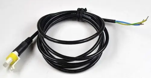 Schwarzes Anschlusskabel mit einem Stecker und freiliegenden Drähten in den Farben Blau, Grün und Braun. Hersteller: Remko.