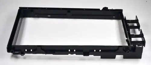 Schwarzes Montageblech, geeignet für die Steuerplatine, mit mehreren Befestigungselementen auf der Seite. Produkt von Remko.