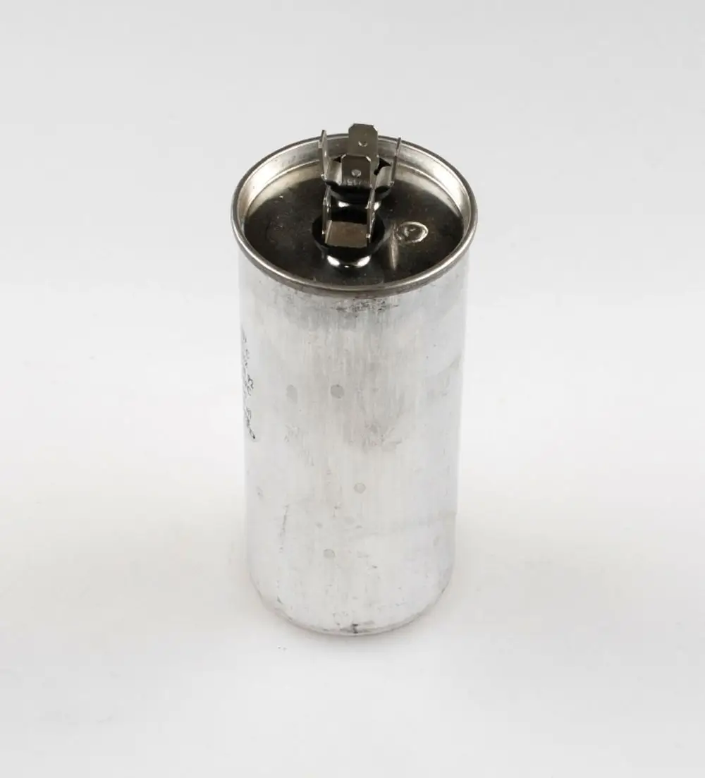 Aluminiumkondensator von Remko mit einem runden Gehäuse und einem oberen Anschluss. Die Oberfläche ist metallisch und unbeschriftet.