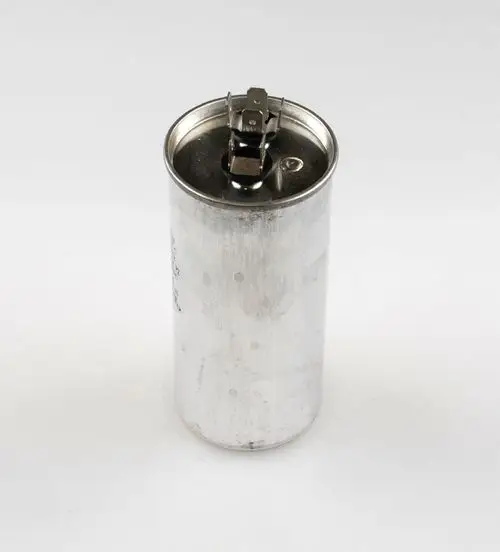Aluminiumkondensator von Remko mit einem runden Gehäuse und einem oberen Anschluss. Die Oberfläche ist metallisch und unbeschriftet.