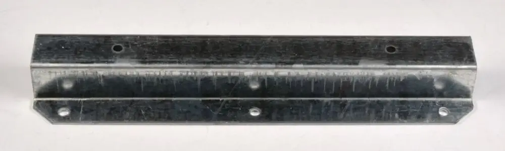 Metallisches Befestigungsblech von Remko mit mehreren Bohrlöchern zur Montage, flaches Design. Geeignet für verschiedene Anwendungen in der Konstruktion.