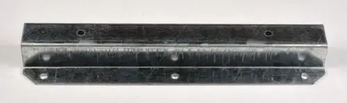 Metallisches Befestigungsblech von Remko mit mehreren Bohrlöchern zur Montage, flaches Design. Geeignet für verschiedene Anwendungen in der Konstruktion.
