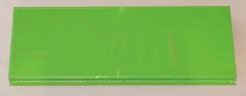 Grüne Abdeckung von Remko, flach und rechteckig, auf einer neutralen Oberfläche platziert.