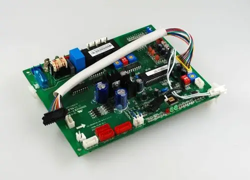 Steuerplatine mit verschiedenen elektronischen Komponenten und Anschlüssen, hergestellt von Remko. Die Platine ist grün und beinhaltet Kondensatoren, Widerstände und Stecker.