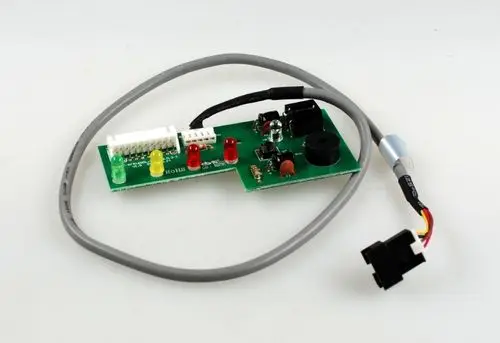 Schaltplatine mit mehreren LEDs, einem Lautsprecher und Verbindungskabeln, wahrscheinlich für ein Remko-Display.
