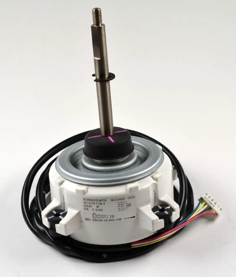 Remko Ventilatormotor mit Kabel und Stecker, schmaler Metallwelle und Halterung, zur Verwendung in Klimaanlagen oder Kühlsystemen.