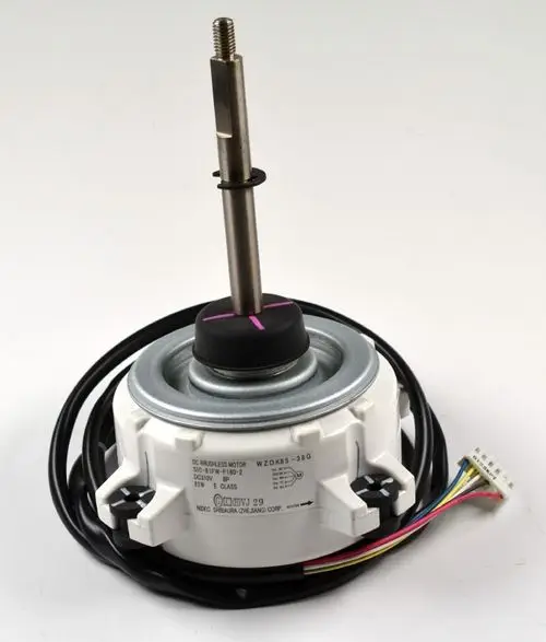 Remko Ventilatormotor mit Kabel und Stecker, schmaler Metallwelle und Halterung, zur Verwendung in Klimaanlagen oder Kühlsystemen.