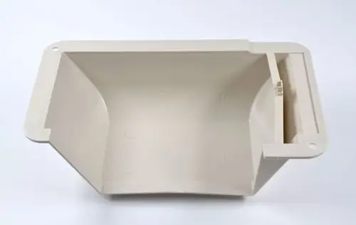 Abdeckung für Kältemittelanschluss in beige, passend zu Remko-Geräten. Die Innenflächen sind smooth und ohne zusätzliche Verzierungen.