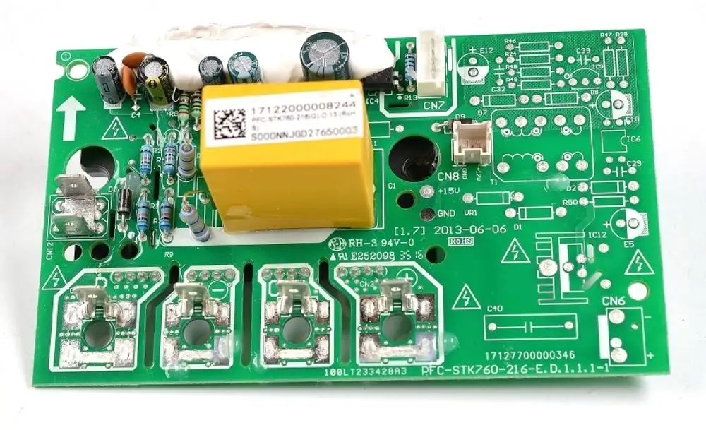 Grüne Leiterplatte mit verschiedenen elektronischen Bauteilen, wie Kondensatoren, Widerständen und einem gelben Transformator, hergestellt von Remko.