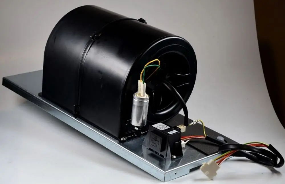 Ventilatoreinheit von Remko, bestehend aus einem runden Gehäuse auf einer Metallbasis mit elektrischen Anschlüssen und einem Motor, auf einem neutralen Hintergrund.