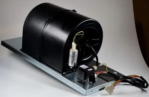 Ventilatoreinheit von Remko, bestehend aus einem runden Gehäuse auf einer Metallbasis mit elektrischen Anschlüssen und einem Motor, auf einem neutralen Hintergrund.