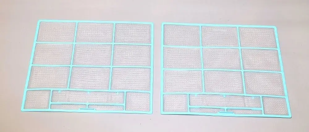 Zwei Luftfilter mit blauer Umrandung, nebeneinander auf einem hellen Untergrund, vermutlich von der Marke Remko, mit mehreren rechteckigen Maschen.
