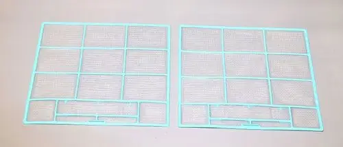 Zwei Luftfilter mit blauer Umrandung, nebeneinander auf einem hellen Untergrund, vermutlich von der Marke Remko, mit mehreren rechteckigen Maschen.