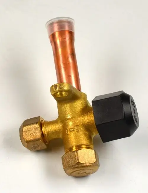 Absperrventil mit goldfarbener Metallbasis und einem rohrenförmigen, kupferfarbenen Element. Der schwarze Kunststoffteil hat eine Kante. Produkt von Remko.