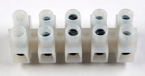 Klemmleiste mit mehreren Anschlüssen und transparenten Abdeckungen, hergestellt von Remko. Geeignet für elektrische Verbindungen in verschiedenen Anwendungen.