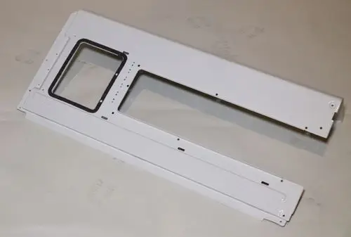 Rechte Abdeckung aus weißem Metall für ein Remko-Produkt, mit einer quadratischen Aussparung und mehreren Löchern zur Befestigung.