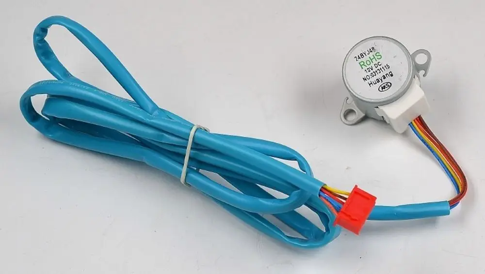 Remko Swingmotor mit mehreren Kabeln in verschiedenen Farben und einem Anschlussstecker, montiert auf einer weißen Hintergrundfläche.