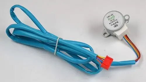 Remko Swingmotor mit mehreren Kabeln in verschiedenen Farben und einem Anschlussstecker, montiert auf einer weißen Hintergrundfläche.