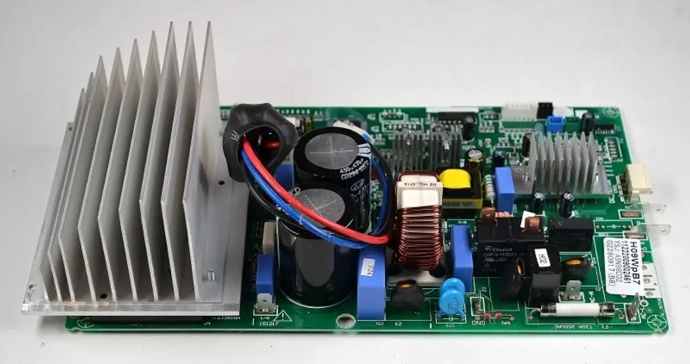 Steuerplatine von Remko, ausgestattet mit einem Kühlkörper, mehreren Kondensatoren, Spulen und verschiedenen elektrischen Bauteilen auf einer Leiterplatte.