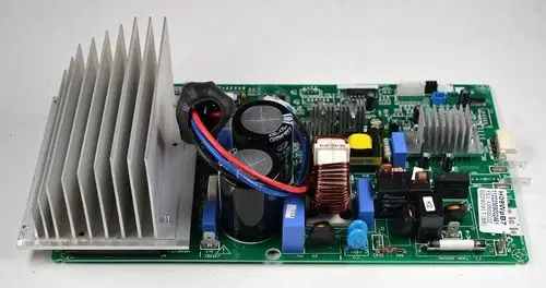 Steuerplatine von Remko, ausgestattet mit einem Kühlkörper, mehreren Kondensatoren, Spulen und verschiedenen elektrischen Bauteilen auf einer Leiterplatte.