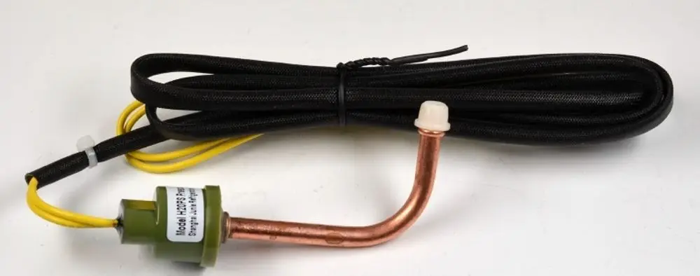 Hochdrucksensor mit einer metallischen Sonde und Kabeln in einer schwarzen Ummantelung, hergestellt von Remko.