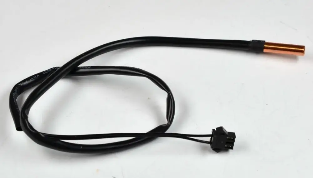 Temperatursensor mit einem Kupferende und einem schwarzen Kabel, für die Verwendung in Verdampferanlagen, Marke Remko.