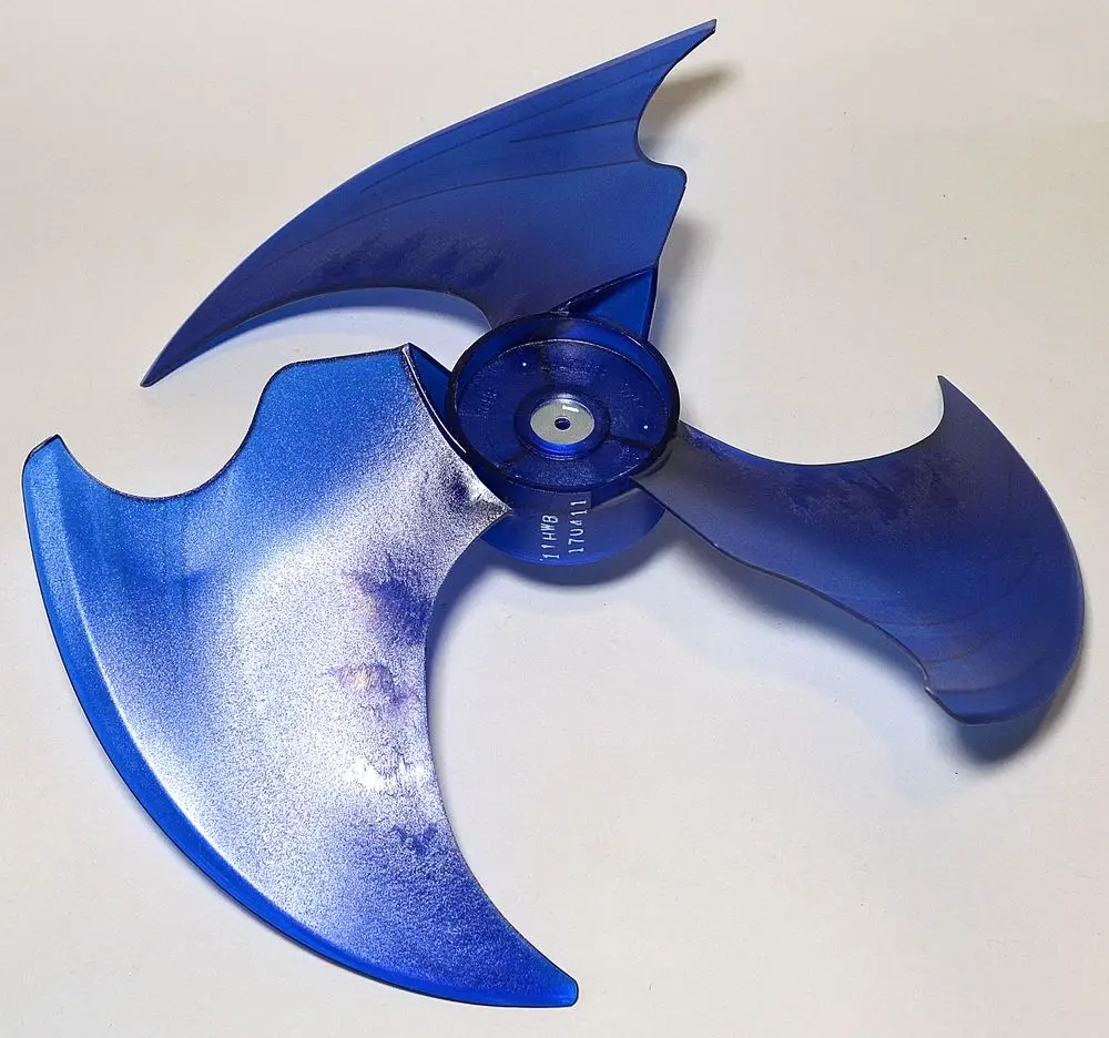 Blauer Ventilatorflügel mit stromlinienförmigem Design, hergestellt von Remko. Der Flügel hat eine zentrale Achse und eine sich verjüngende Form.
