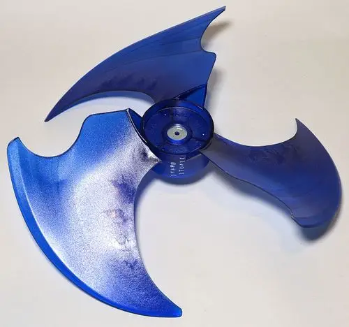 Blauer Ventilatorflügel mit stromlinienförmigem Design, hergestellt von Remko. Der Flügel hat eine zentrale Achse und eine sich verjüngende Form.