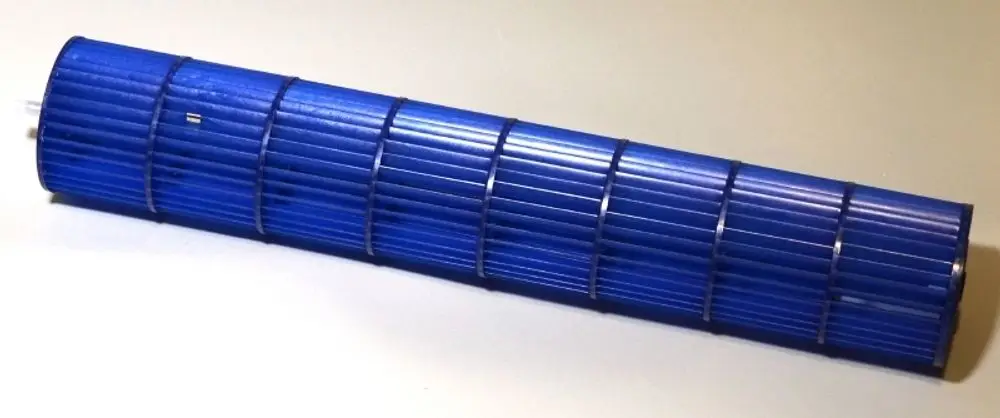 Blaues Ventilatorrad von Remko mit parallelen Rillen und Metallringen, geradlinige Form und Einsatz in Lüftungsanlagen sichtbar.