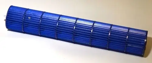 Blaues Ventilatorrad von Remko mit parallelen Rillen und Metallringen, geradlinige Form und Einsatz in Lüftungsanlagen sichtbar.